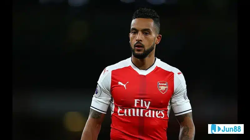 Theo Walcott trong trang phục thi đấu chuẩn bị cho trận đấu